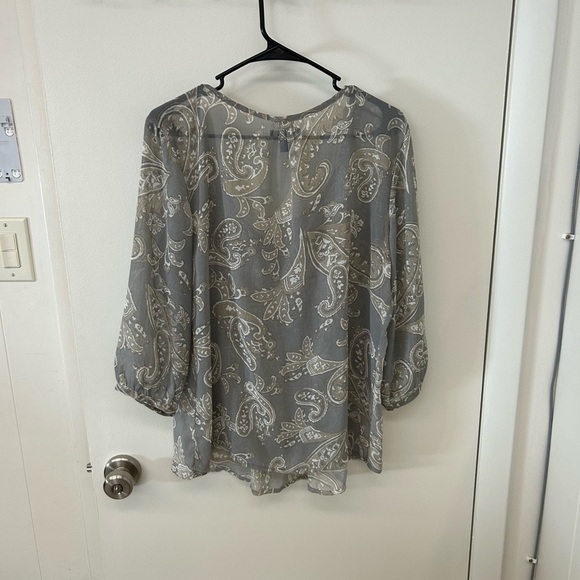 Old Navy Gray and White Relaxed Blouse - Picture 2 of 3